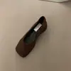 Sapatos Femininos de Camurça Marrom de Salto Médio de Alta Qualidade Estilo Francês 2026 Primavera e Outono Retro Trabalho Noturno Salto Bloco Sapatos de Vovó