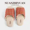 Pantuflas de Tejido a Cuadros con Punta Abierta para Mujer Verano 2026 Nuevo Estilo Hogar Interior Antideslizantes Transpirables Absorbentes de Sudor Silenciosas
