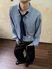 Nueva camisa informal de estilo coreano para otoño, de corte holgado para hombre, con un ambiente relajado, que presenta un diseño de raya texturizada en la corbata