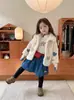 Ropa infantil coreana 26 invierno nuevo estilo para niñas con patchwork bordado en forma de corazón, abrigo de piel con solapa y conjunto de pantalones de pana para niñas pequeñas