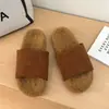 Chinelos femininos de lã de cordeiro para uso externo no outono e inverno, chinelos slip-on de sola grossa para uso em casa, chinelos de lã de bico aberto