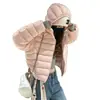 Nueva Chaqueta de Algodón con Relleno Ligero Super Elegante de Costilla 2026 para Mujer, Abrigo de Invierno Corto con Capucha y Cuello de Tortuga Cálido para Mujer
