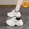 Estilo Sencillo Versátil Zapatos Blancos Mujer Invierno Nueva Llegada Zapatos Deportivos con Forro de Terciopelo Tendencia de Moda Pequeños Suela Gruesa Zapatos de Papá