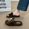 Pantuflas de felpa con estampado de leopardo de dibujos animados para mujer, adecuadas para usar al aire libre, cálidas para otoño e invierno, antideslizantes, de felpa y diseñadas para uso en interiores en el dormitorio.