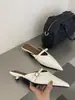 2026 Nuevo Estilo de Verano Estilo Coreano Elegantes Puntiagudas Tacón Fino Tacón Bajo Hebilla Medias Zapatillas Cómodas Versátiles Zapatos de Mujer para Viajar al Trabajo
