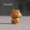 Directo de fábrica tallado de sándalo caricatura lindo estilo nacional texto juego a través del agujero accesorios llavero colgante accesorios venta al por mayor
