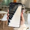 Capa de celular com 12 notas de piano rosa para iPhone 15, preto e branco