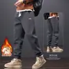 Pantalones Casuales Forrados de Polar para Hombre 2026 Nuevo Estilo Otoño/Invierno Marca de Moda Temperamento Pantalones de Chándal Cálidos Sueltos con Puño Pantalones Largos Deportivos