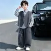 Conjunto de Tres Piezas Chaleco Gris Oscuro para Niños Primavera y Otoño 2026 Nuevo Otoño Estilo Coreano Conjunto Casual Moderno para Niños Mayores