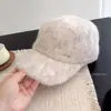 Gorra de béisbol de mezcla de lana suave y mullida para mujer, cálida y versátil para otoño e invierno, estilo ecuestre con un pequeño logotipo metálico
