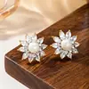 Pendientes de Pétalo de Cobre con Circonita y Perla Estilo Europeo y Americano Pendientes de Lujo Ligero Chapados en Oro Joyería Popular Transfronteriza Venta al por Mayor Personalizada
