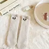 Calcetines de terciopelo de coral que no sueltan pelusa para mujer, otoño e invierno, bordado de gato lindo, súper suaves, de medio terciopelo, cálidos, engrosados, para dormir