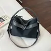 2026 Nova Moda Listrada Tendência de Trabalho Decoração com Fivela de Couro Popular Bolsa Transversal de Ombro Único Estilo Retrô Europeu Americano Comércio Exterior