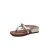 Chanclas metálicas de hebilla simple para mujer, nuevo estilo de verano, adecuadas para uso en exteriores, sandalias de cuña, versátiles para vacaciones y playa, moderno medio zapato