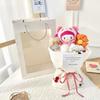 Exquisito ramo de muñeca de peluche Romi de dibujos animados estilo Chanel Qixi Día del Maestro Regalo de muñeca traje de bolso