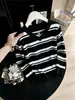 Top de punto de manga larga a rayas con cuello halter en V para Otoño/Invierno 2026 Suéter que disimula la barriga
