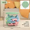 O cesto de armazenamento de brinquedos pode ser usado como um banco de armazenamento de grande capacidade para crianças em casa, adequado para guardar brinquedos infantis, bonecas e outros itens.