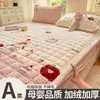 Saia de Cama Acolchoada de Lã de Leite de Inverno Cobertura de Cama Espessa Conjunto de Três Peças de Coral Fleece Quente Protetor de Colchão Antiderrapante