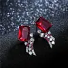 Brincos Vermelhos de Zircônia Levemente Luxuosos e de Alta Qualidade para Mulheres, Agulha de Prata S925 Cravejada com Diamantes, Brincos Geométricos com Design de Nicho