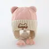 Bonitos y adorables gorros de otoño e invierno para niños, con diseño de poner, material de punto y una serie de dibujos animados, que brindan abrigo y protección para los oídos para bebés y niños pequeños.
