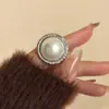 Anillo Metálico Estilo Vintage con Perlas Redondas, Sensación de Alta Gama, Versátil de Lujo Ligero Anillo Grande de Perlas para Apilar