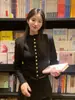 Cárdigan de Punto Negro con Hebilla Metálica Silueta para Mujer en Otoño, Gama Alta, Delgado y Elegante, Estilo Corto con Top Camiseta Básica