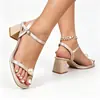 Sandalias de tiras con perlas satinadas y tacón grueso, con punta cuadrada y diseño de una sola tira, adecuadas para ropa de noche, zapatos de dama de honor y para combinar con vestidos formales o tacones altos.