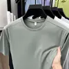 Camiseta de manga corta de seda helada para hombre para el verano con diseño de bloques de color de alta gama, cómoda y versátil para hombres jóvenes y de mediana edad