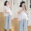 Ahora disponible para el verano de 2026: Camisa de Maternidad con Parches de Ganchillo de Encaje y Dobladillo Floral + Pantalones Azules de Pierna Ancha para Maternidad