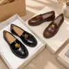 Mocassins Retrô Britânicos de Couro Femininos Fivela de Metal Salto Baixo Sapatos Pequenos de Couro Versáteis para o Dia a Dia Corte Profundo Forro de Veludo Salto Grosso Sapatos Únicos