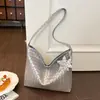 Bolso de hombro versátil de diseño de nicho de gran capacidad, tejido de moda de lujo ligero estilo coreano, nuevo de moda para el verano 2026