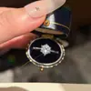 Anel Moissanite Família T Seis Garras para Mulheres Estilo Clássico Moissanite Cor D Diamante de Carbono Alto Anel Banhado a Platina Design de Nicho