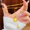 Loja de Ouro Mesmo Estilo Banhado a Ouro Gelo Triturado Trevo de Quatro Folhas Cabacinha Colar para Mulheres, Versátil e Elegante, Borboleta em Forma de Coração Corrente de Clavícula Joia