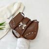 Bolso de Moto Retro Personalizado 2025 Nueva Moda Bolso Tote con Remaches de Gran Capacidad, Bolso de Hombro Único de Moda y Dulce para Axila