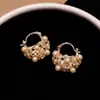 ¡Aros Dorados Llenos de Perlas! Aretes de Cesta de Flores Hueca con Perlas Incrustadas de Diamantes, Sensación de Lujo Ligero y Gama Alta, Aretes Sencillos, Modernos y Versátiles