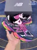 Zapatos Putian Nb9060 Serie Pezuña de Elefante Bebé Original Puro Zapatos Deportivos y Casuales Retro para Hombre y Mujer Color Rosa