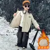 Roupas de Outono e Inverno para Meninos Jaqueta Engrossada com Pelúcia Adicional Estilo 2026 Novo para Crianças Pequenas e Médias Jaqueta Parka Fresca Versátil com Capuz Estilo Workwear