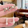 Pendientes de Cuadros Blancos y Negros con Lazo Dulce, un Diseño Versátil de Tablero de Ajedrez con un Diseño de Nicho Único y Borlas de Perlas Artificiales