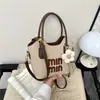 Colección Otoño/Invierno 2026: Diseño elegante y con estilo, de un solo hombro, moderno, color liso, vintage, simple, texturizado, de mano, bandolera, bolso pequeño cuadrado