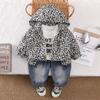 Sudadera con Capucha Estampado de Leopardo Estilo Infantil Nueva Colección Primavera y Otoño 2025 Versión Holgada Casual Conjunto de Tres Piezas con Mangas Abiertas para Niños y Niñas