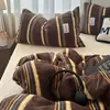 Conjunto de Quatro Peças Ins Listrado Britânico Estilo Vintage Leite Veludo Espessado Conjunto de Quatro Peças de Coral Espessado de Inverno Flanela Conjunto de Quatro Peças 4