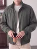 Chamarra bomber Cleanfit desestructurada con cuello alto para hombre, chaqueta corta estilo béisbol americano con silueta de hombro estructurada, chaqueta de trabajo