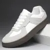 Novos Sapatos Brancos de Verão 2026 para Homens, Tênis da Moda Estilo Coreano, Sapatos Casuais Versáteis e Modernos em Couro Macio, Tamanho Grande