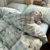 Juego de cuatro piezas de ropa de cama de algodón tipo puff segura para bebés, funda de edredón y sábana bajera frescas y lindas con diseño de dibujos animados, juego de tres piezas para dormitorios de estudiantes