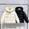Novas jaquetas de inverno 2026 para meninos e meninas, estilo curto para crianças mais velhas, legais e estilosas, espessadas, com capuz, casaco de algodão moderno