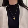Colar de Planeta Levemente Luxuoso para Mulheres, Design de Nicho, Cravejado com Diamante Azul, Pingente de Saturno Rotativo, Corrente de Clavícula Dourada de Alta Qualidade