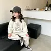 Novo conjunto fofo estilo coreano para meninas, conjunto de roupas esportivas casuais moderno e estiloso, conjunto de duas peças da moda, atacado