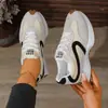 Tênis feminino robusto 2026 novo modelo, sapatos casuais esportivos que aumentam a altura com sola grossa, versáteis, sola macia, antiderrapantes, color blocking, tênis de treino alemão