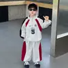 Conjunto de Roupas de Outono para Meninos 2026 Novo Estilo Coreano Lindo Bebê Conjunto Esportivo de Duas Peças Roupas Lindo e Descolado para Crianças Pequenas e Médias