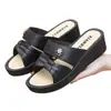 Novas Chinelas Femininas de Salto Anabela para Casa e Passeio, Leves, Modernas, Antiderrapantes, Resistentes ao Desgaste, Chinelos Elegantes para Meia-Idade Venda por Atacado